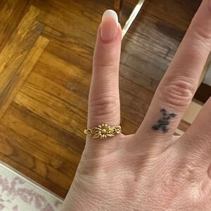 Awe inspired Daisy Women's Ring Size 4